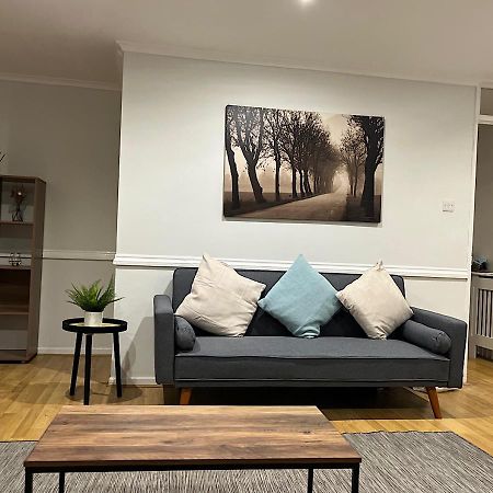 לונדון Lovely 2 Bedroom Apartment With Parking Space מראה חיצוני תמונה