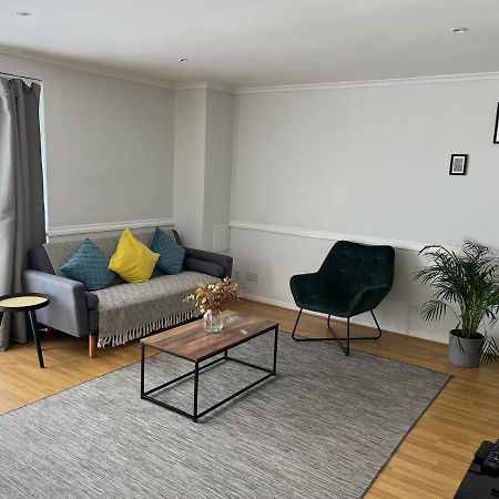 לונדון Lovely 2 Bedroom Apartment With Parking Space מראה חיצוני תמונה