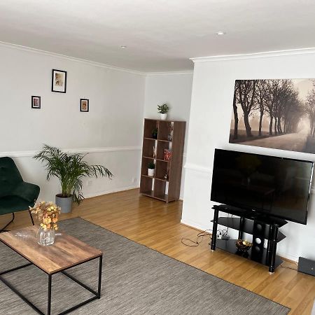 לונדון Lovely 2 Bedroom Apartment With Parking Space מראה חיצוני תמונה