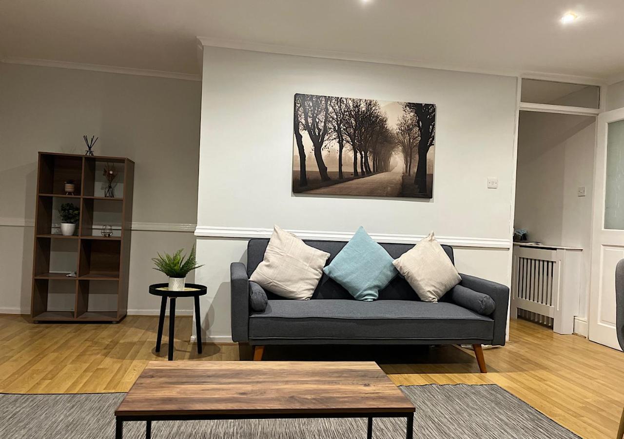 לונדון Lovely 2 Bedroom Apartment With Parking Space מראה חיצוני תמונה