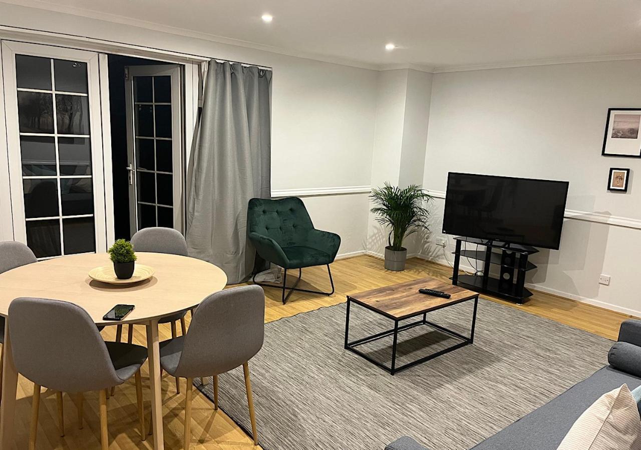 לונדון Lovely 2 Bedroom Apartment With Parking Space מראה חיצוני תמונה