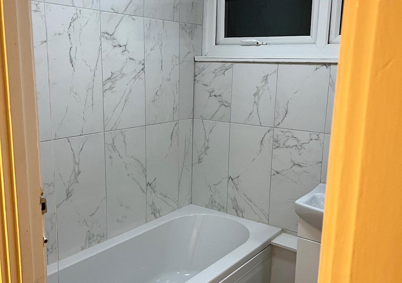 לונדון Lovely 2 Bedroom Apartment With Parking Space מראה חיצוני תמונה