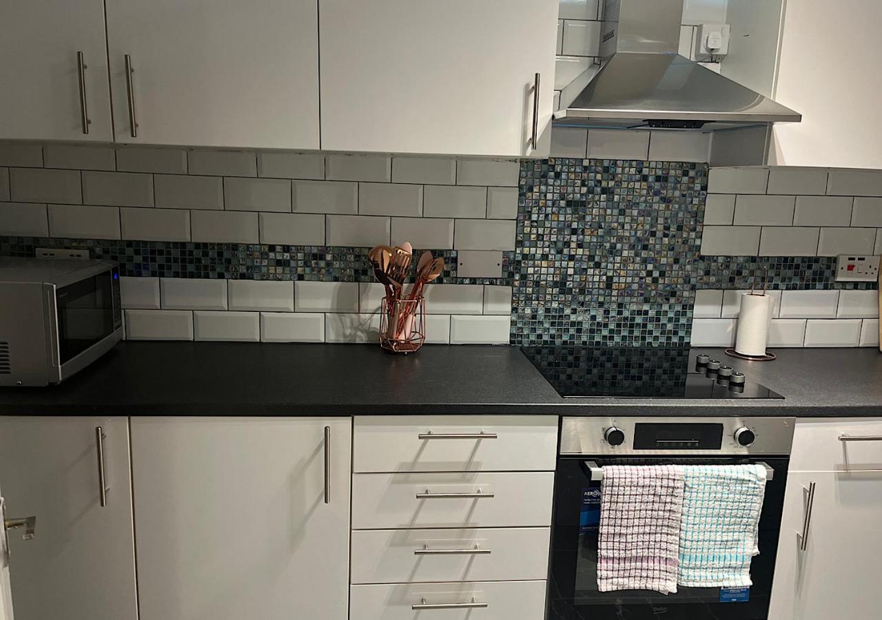 לונדון Lovely 2 Bedroom Apartment With Parking Space מראה חיצוני תמונה