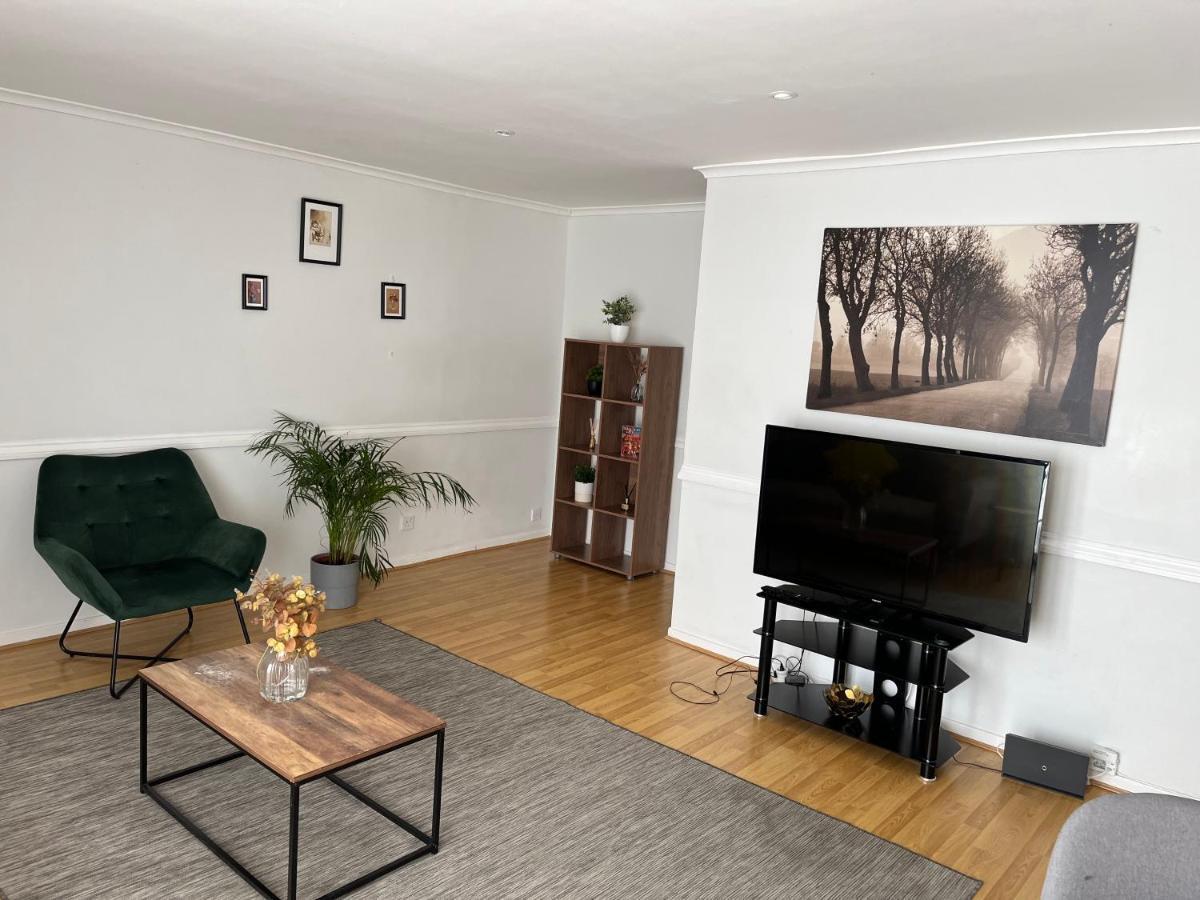 לונדון Lovely 2 Bedroom Apartment With Parking Space מראה חיצוני תמונה